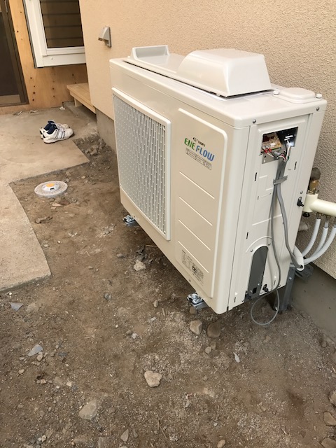 床暖房工事 熱源機の取付と配管の繋ぎ